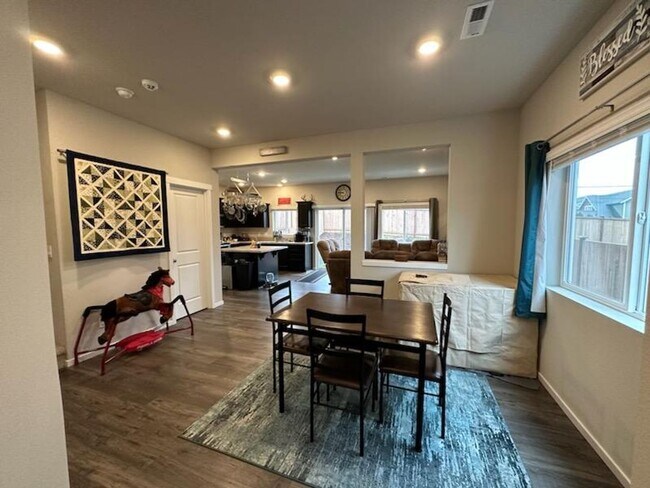 Building Photo - Large Bremerton Townhome