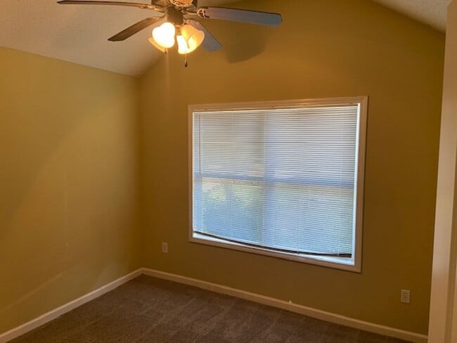 Building Photo - 3 Bed/2 Bath