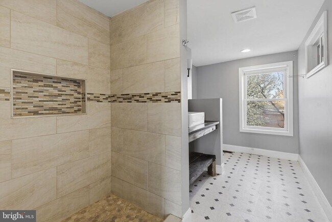 Building Photo - 513 Scott St