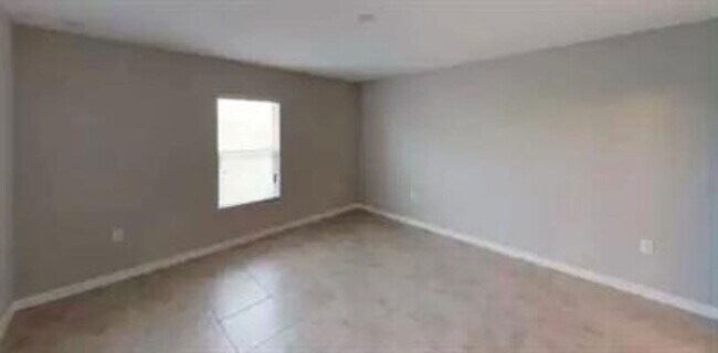 Building Photo - 4415 SW 9th Ave