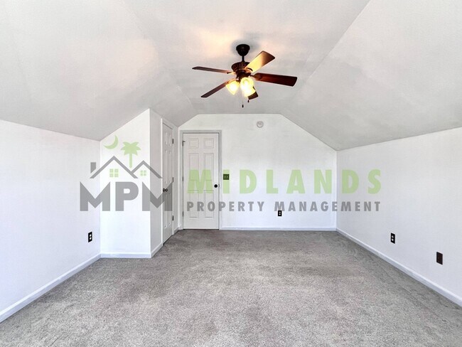 Building Photo - 492 Denman Loop