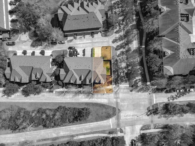 Building Photo - Exceptionally well-maintained Sterling Ridge Townhome boasts an array of desirable features!