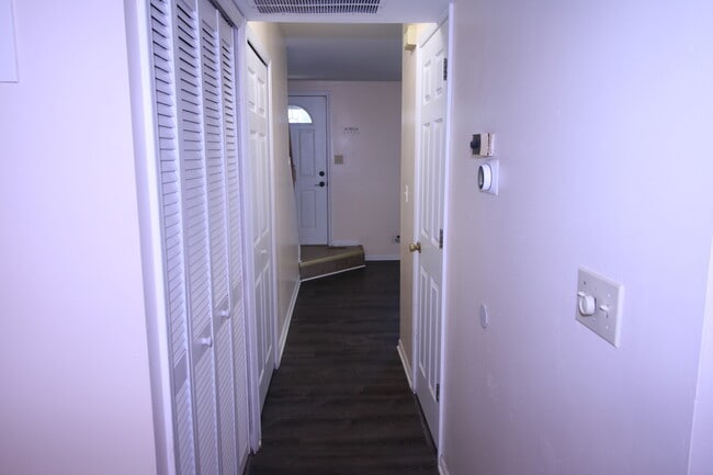 Building Photo - 2022 Redwood Dr