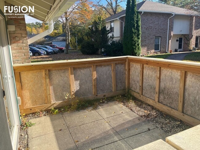 Building Photo - 3 Bedroom/2 Bathroom Condo Right Near Oakledge Park w/Pool!