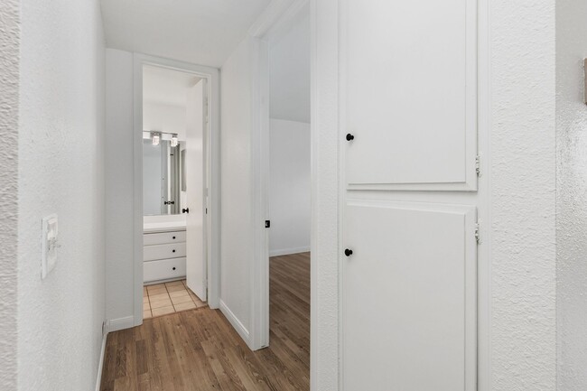 Building Photo - Beautiful & Spacious 1BD/1BA Condo - Walk ...