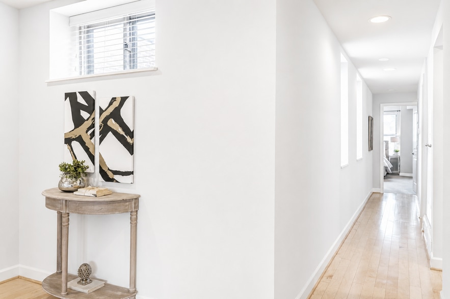 Entry - Hallway - 5631 Pershing Ave