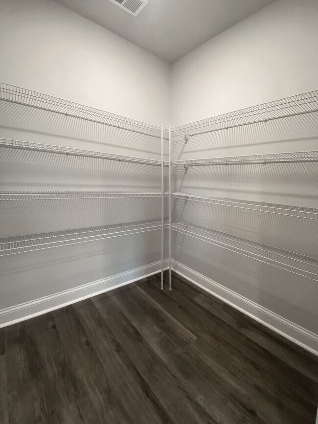 Building Photo - 6015 Forest Dell Ct