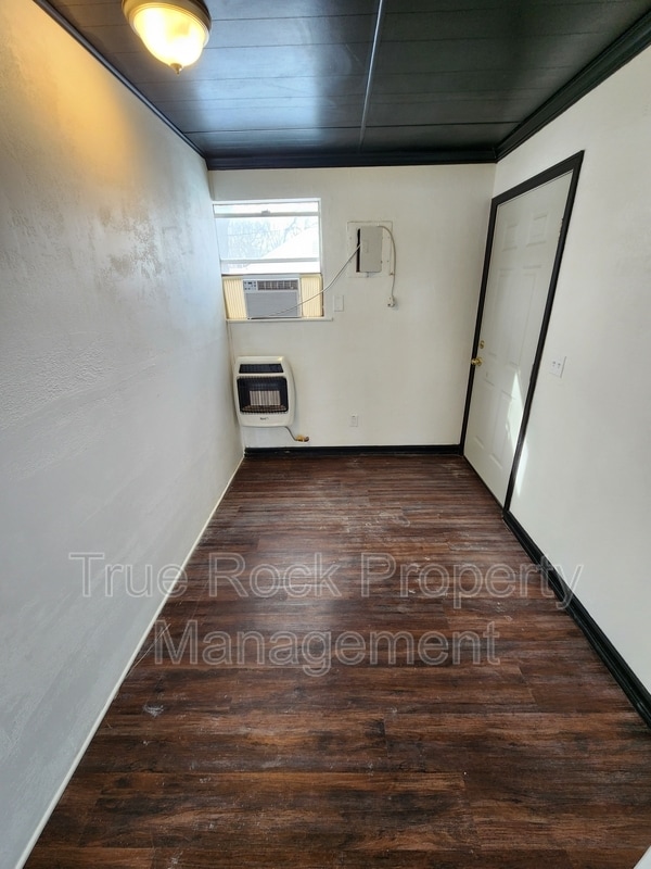 Building Photo - 631 N Hickory Ave