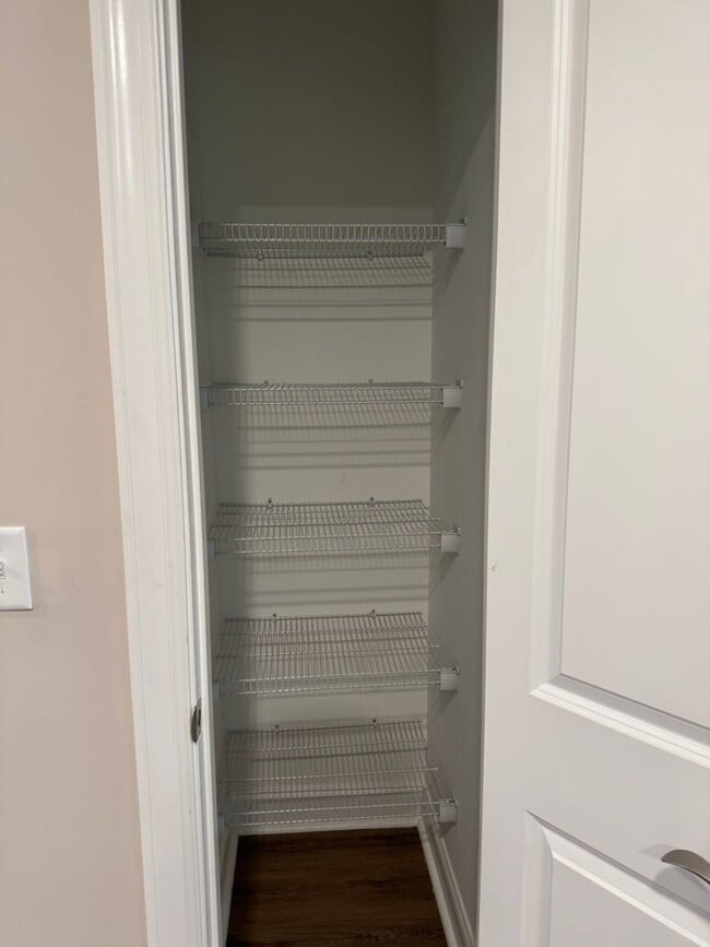 Building Photo - 1006 10th Ave NE