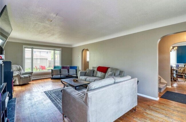 Building Photo - 5 bed 2 bath house close to Concordia and MSUM