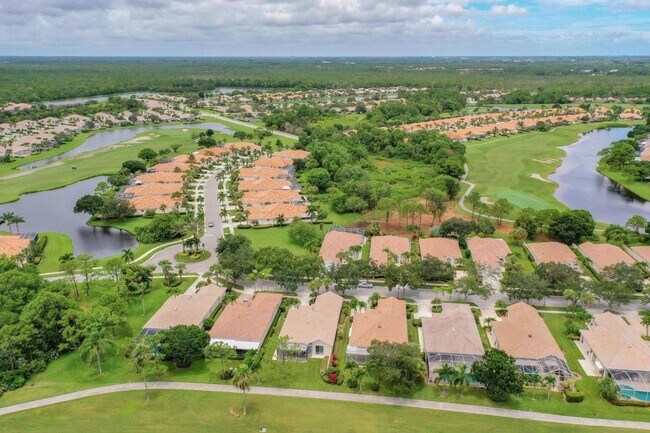 Building Photo - 8533 SE Palm Hammock Ln