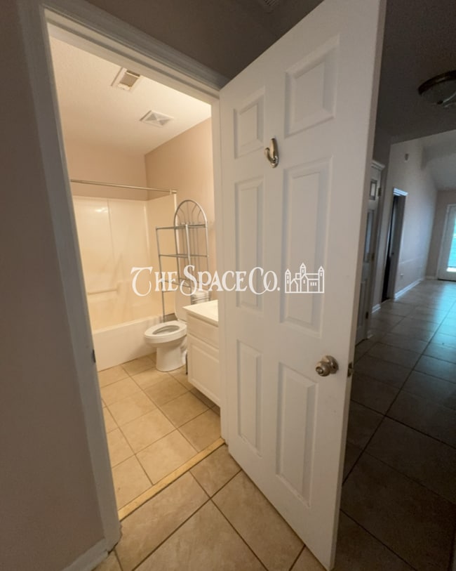 Building Photo - "Charming 2-Bedroom Retreat with 2 Full Baths on Vermont Road!"