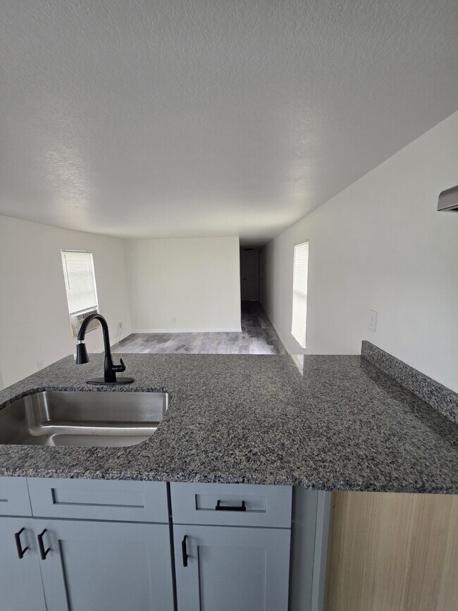 Building Photo - "Charming 2-Bedroom Gem in the Heart of Winter Haven – Your Cozy Retreat Awaits!"