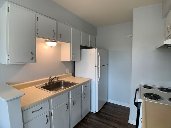 Building Photo - Somerset Villa