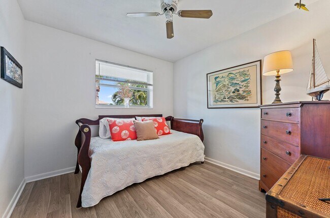 Building Photo - 9520 SE Point Terrace