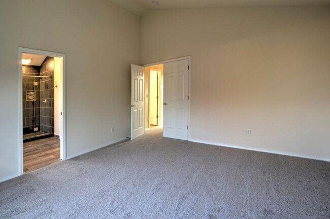 Building Photo - Felida Gem... 4 bedroom, 2.5 bath availabl...