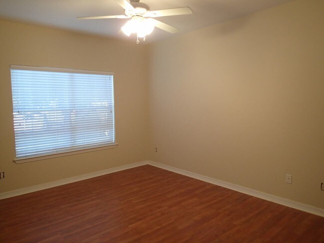 Building Photo - Great 2 Bedroom Unit at Creets Crossing