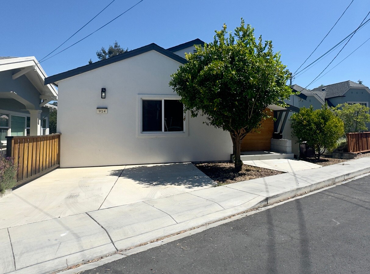 Building Photo - 914 Everett Ave