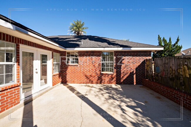 Building Photo - Lovely 3 Bed 2 Bath Brick Home Just Minutes from the Beach!