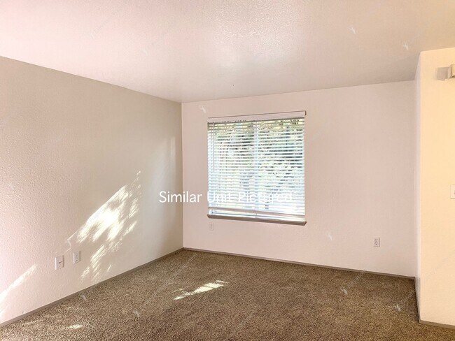 Building Photo - 2769 NE Mesa Ct