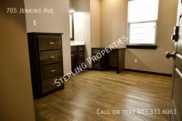 Building Photo - 705 S Jenkins Ave