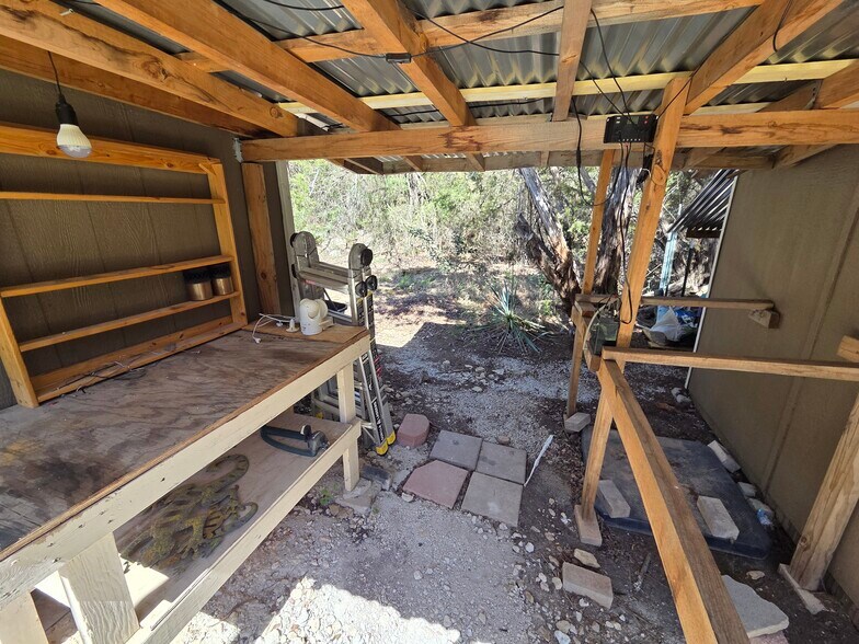 Building Photo - 2409 Creekview Dr