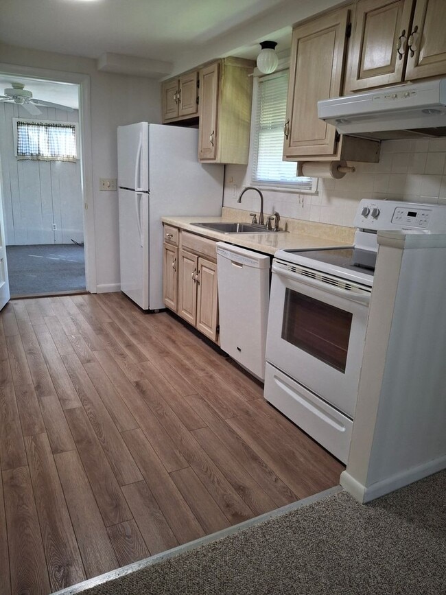 Building Photo - Charming 3-Bedroom Home with Backyard & Of...
