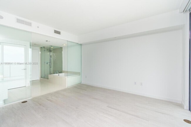 Building Photo - 650 NE 32nd St