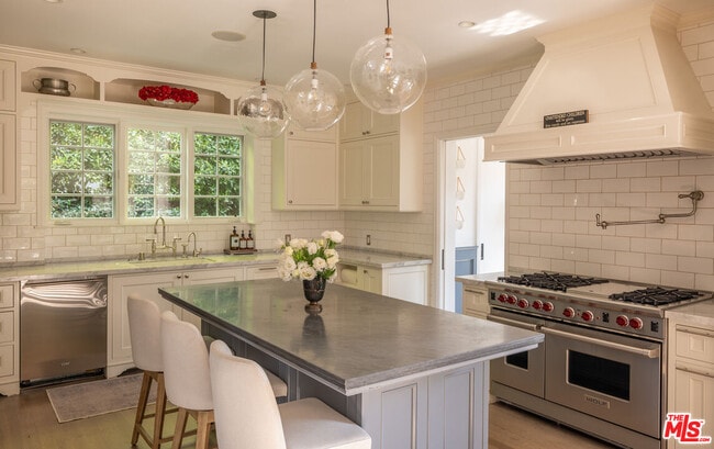 Building Photo - 1614 N Fairfax Ave