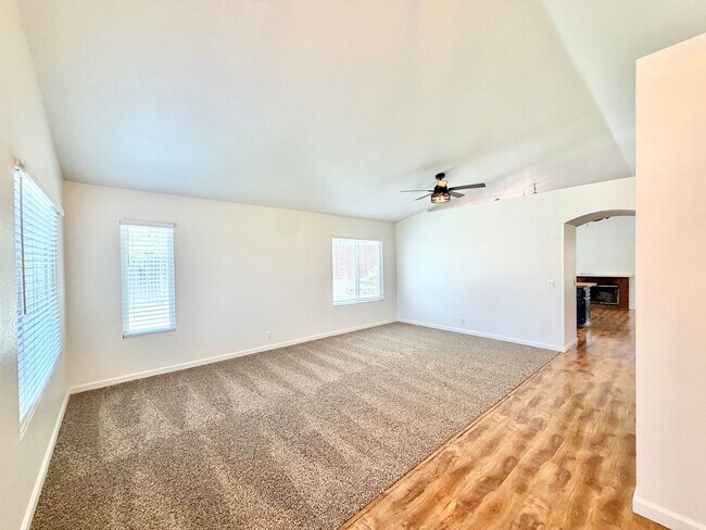 Building Photo - Cul-de-Sac 3 Bedroom 2 Bathroom Home with SOLAR, 3-Car Garage & LARGE Backyard