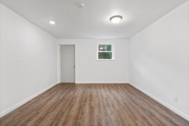 Building Photo - 1709 Golf Club Rd