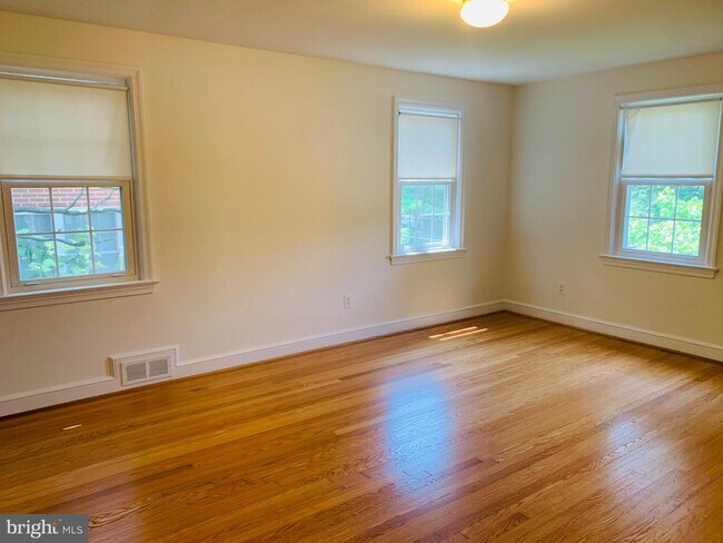 Building Photo - 5203 Saratoga Ave