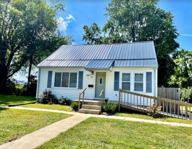 Building Photo - AVAILABLE NOW. 2 bed/1 bath SINGLE FAMILY HOME with fenced yard!