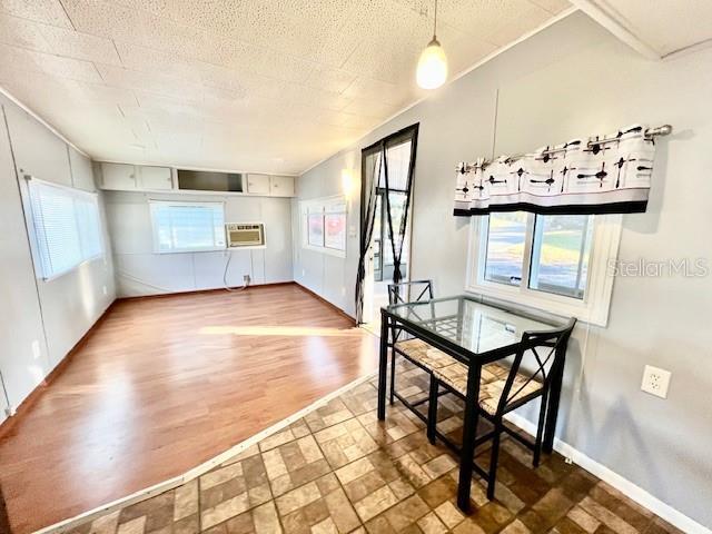 Building Photo - 825 Oakwood Dr