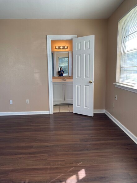 Master bedroom_4 - 7925 Danube Rd