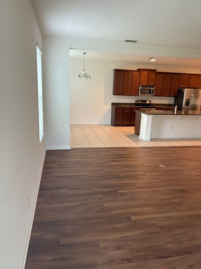 Building Photo - IMMEDIATE OCCUPANCY !!! LARGE// 5 Bedroom ...