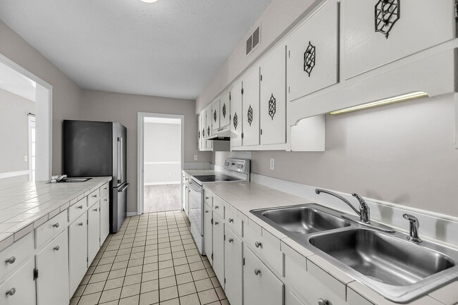 Building Photo - 2 Bedroom, 2.5 Bath Home with Flex Room on...