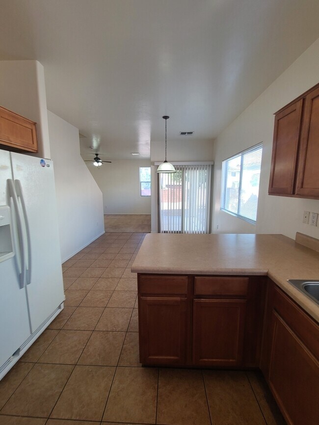 Building Photo - Beautiful 4-bedroom 3-bathroom - GREAT LOC...