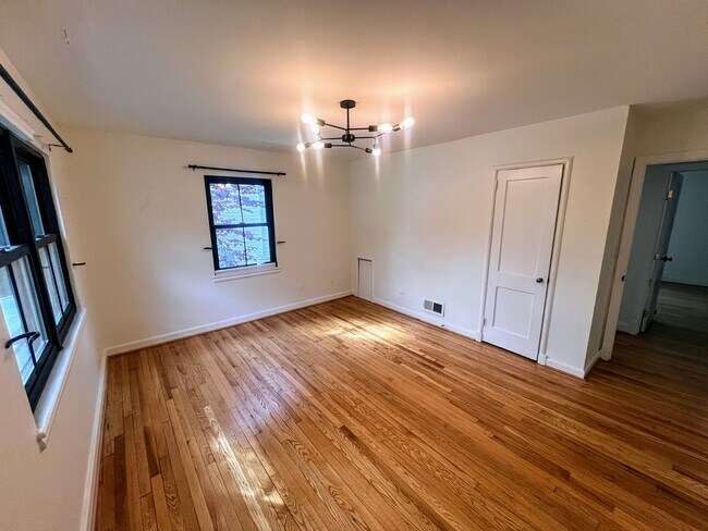 Building Photo - 5602 Hawthorne St