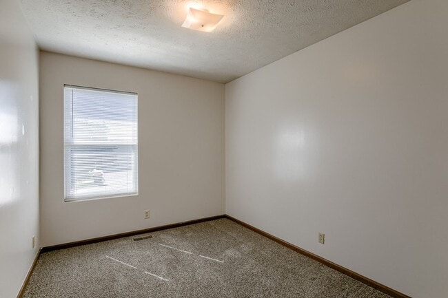 Building Photo - Spacious Duplex Close to Schools, UNL, Haymarket, and I-80 TOTALLY REMODELED
