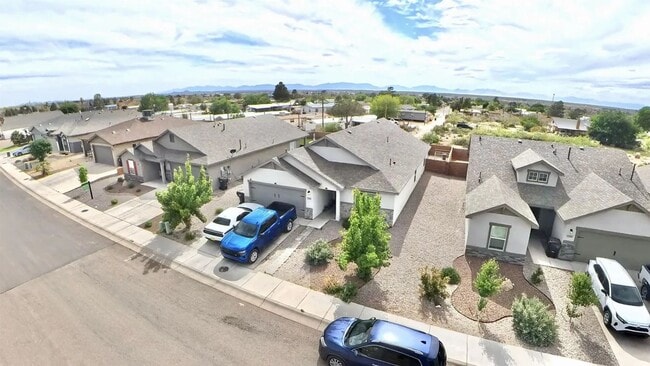 Building Photo - Beautiful 4 Bedroom/3 Bathroom Home