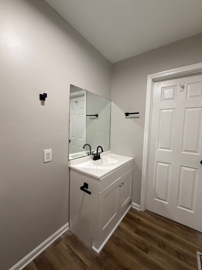 Building Photo - 812 Cobb Cir