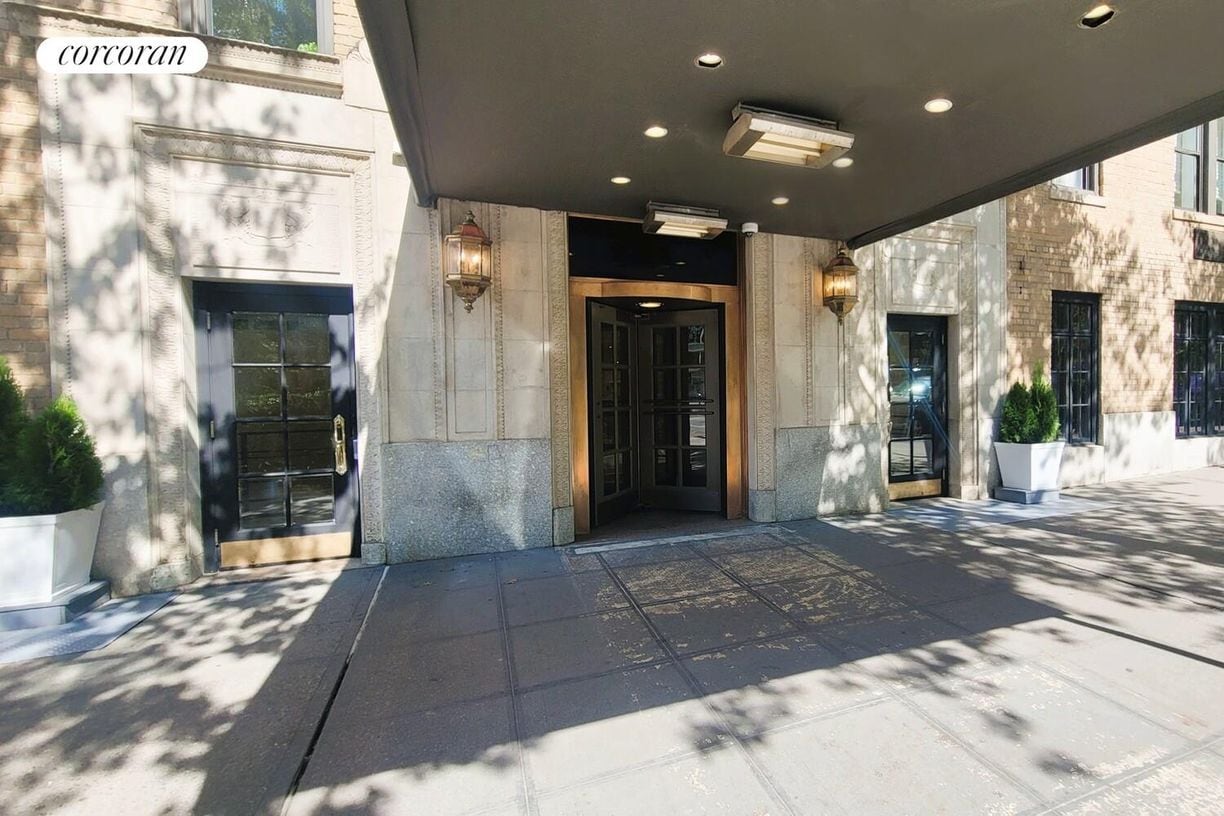 Building Photo - 45 W 81st St