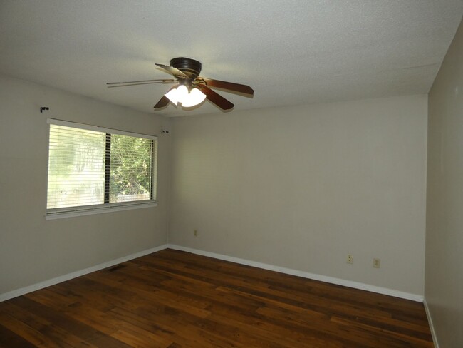 Building Photo - Nice Townhome - Wood Floors