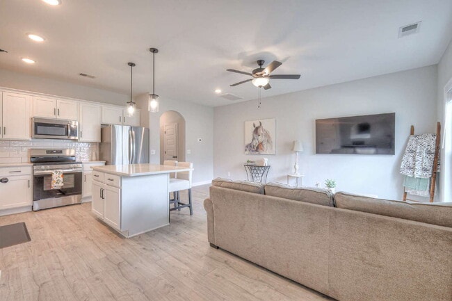 Building Photo - Like-New Modern Townhome Near Dining, Shopping, Trails & Old Hickory Lake
