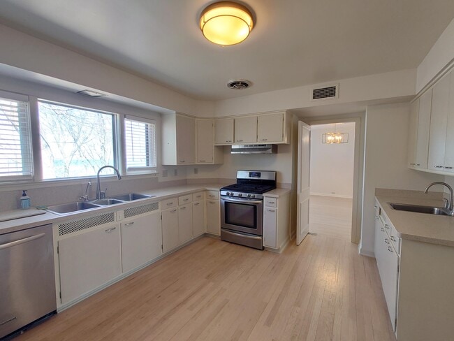 Building Photo - 3200 E Hampshire St