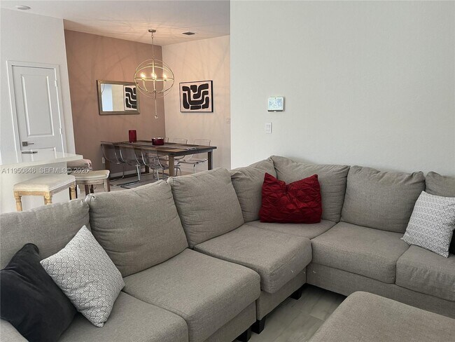 Building Photo - 784 SE 19th St