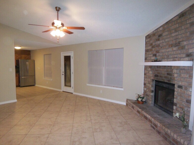 Building Photo - 727 Valley Ridge Way