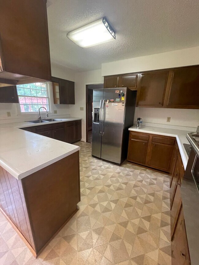 Building Photo - 2 bedroom 3 bath  Mid- Century style home!...