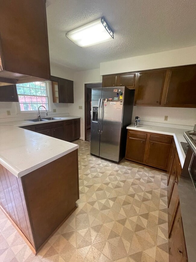 Building Photo - 2 bedroom 3 bath  Mid- Century style home! This home has a wonderful outdoor area great for Enter...